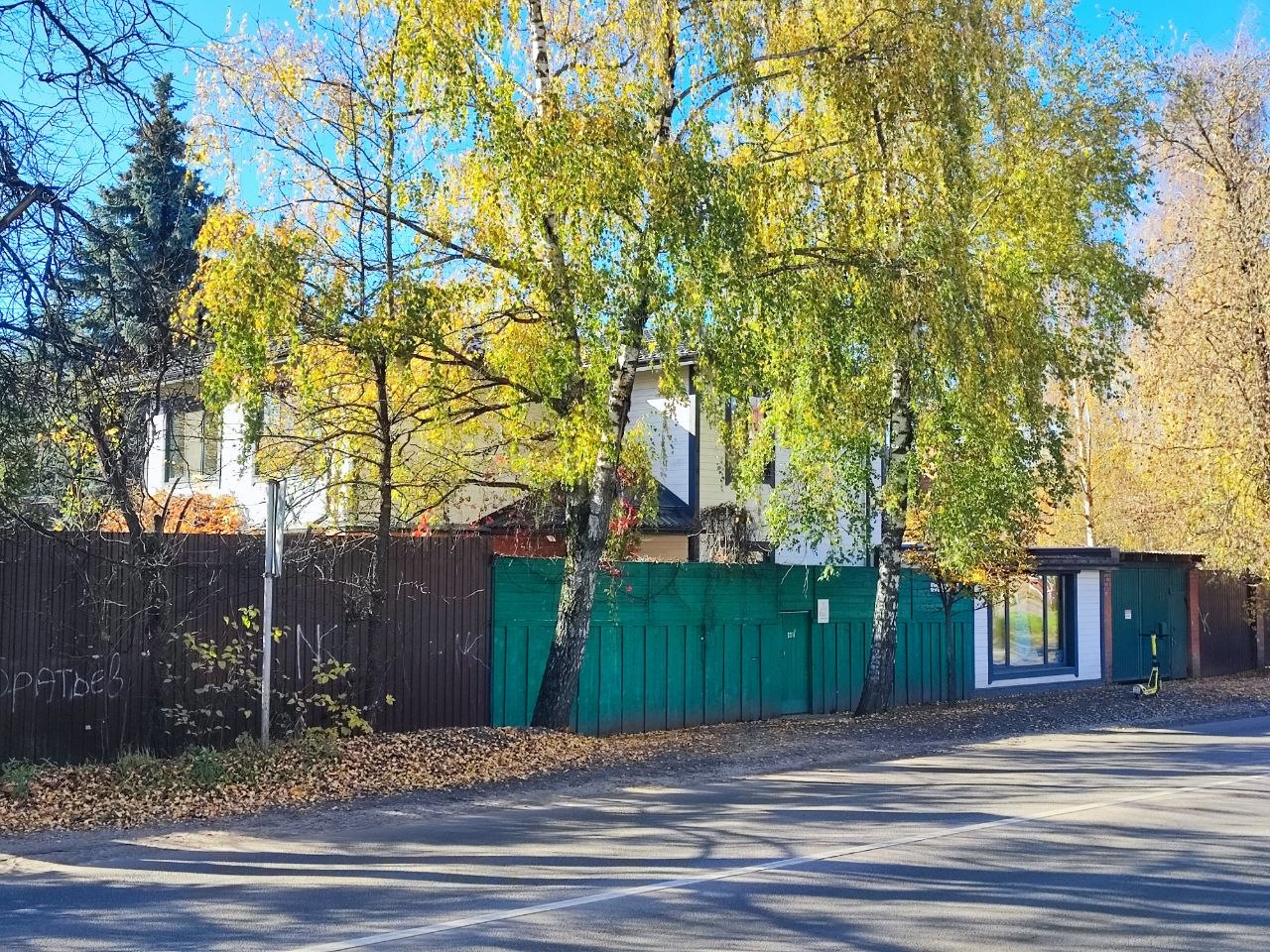 Подъезд к зданию по улице Горького